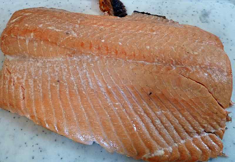 Prostmahlzeit: Gegrillter Lachs an Quinoa-Salat mit schwarzen Limetten