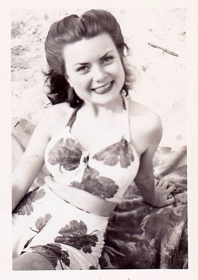 Found Snapshots Of 40s Beautiful Girls That Make You Think Of Movie