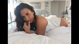Demi Lovato deixa hospital Demi Lovato deixa hospital
