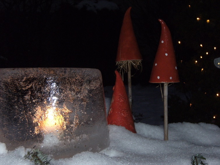 Eislaterne selbermachen Deko für den Garten aus Eis