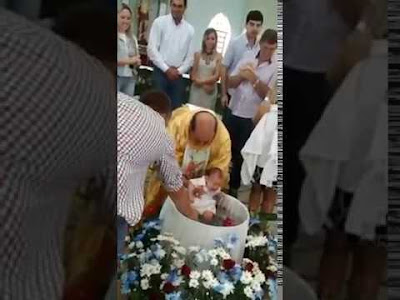 Padre batiza bebe de maneira radical