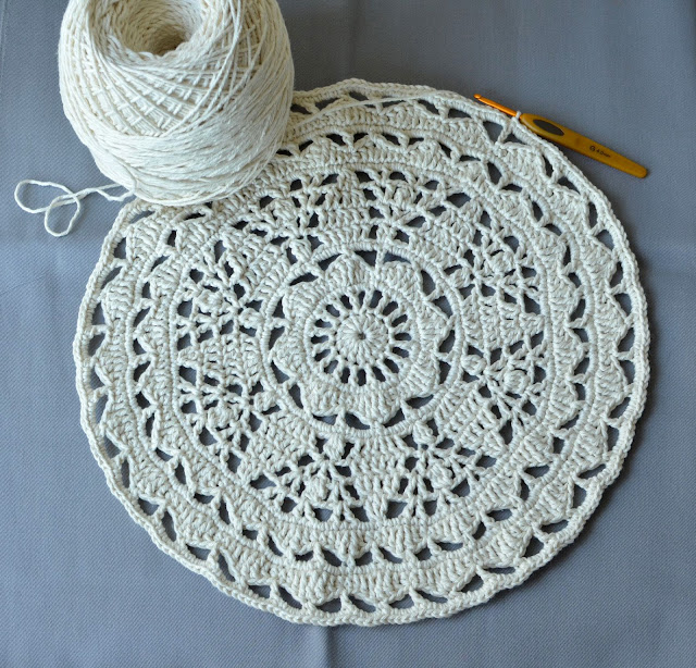 Barroco yarn by Circulo and lace doily
