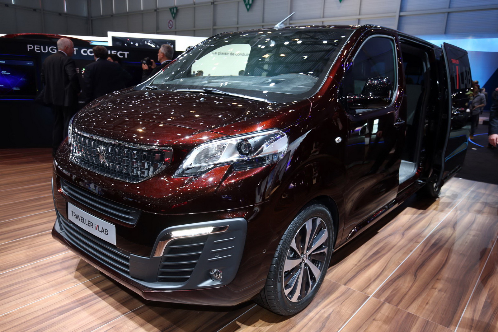 Peugeot Traveller và Traveller i-Lab Concept gây ấn tượng mạnh tại Geneva Motor Show