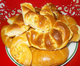 Cornulete aperitiv cu urda si cas