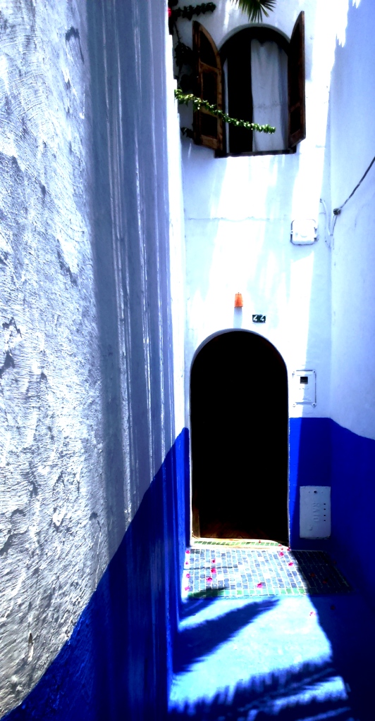 La acequia: El Raisuli en las murallas de Asilah, blanca y azul