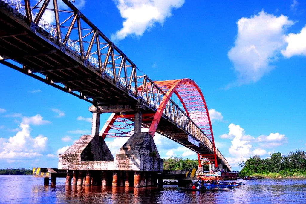 Jembatan Dan Sungai Kahayan. Kalimantan Tengah - Wisata Kalimantan