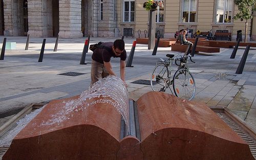 Esta fuente en forma de libro se encuentra en la plaza Egyetem, Budapest, Hungría.