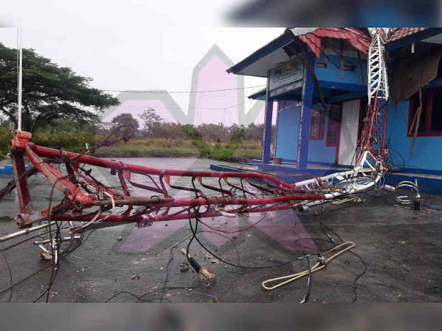Meski Menara Siar Rubuh Akibat Hujan Angin, RRI Saumlaki Tetap Mengudara Meski Menara Siar Rubuh Akibat Hujan Angin, RRI Saumlaki Tetap Mengudara