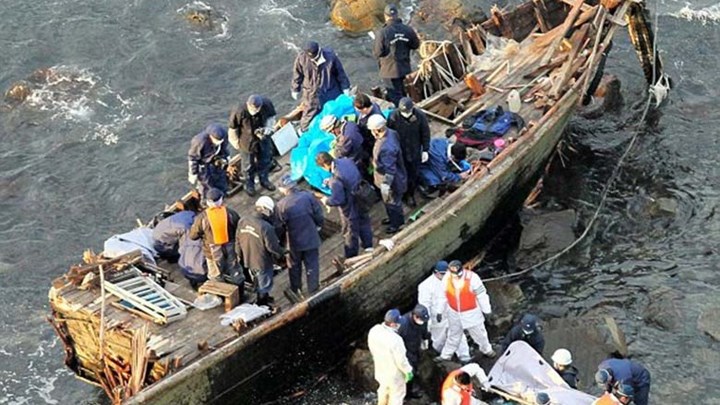 Θρίλερ με πτώματα που βρέθηκαν μέσα σε βάρκα στην Ιαπωνία