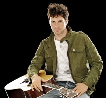 Axel Foto de Axel sentado con su guitarra