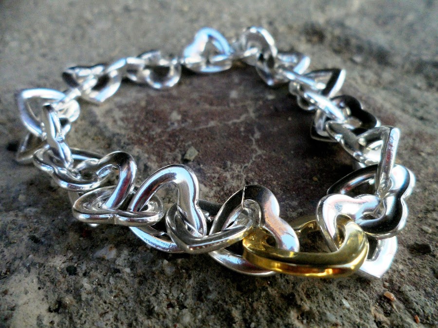 Sorteo de pulsera compuesta por 26 corazones de plata y 1 dorado