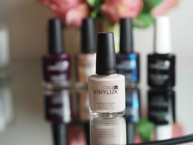 CND VINYLUX Polish & Topcoat