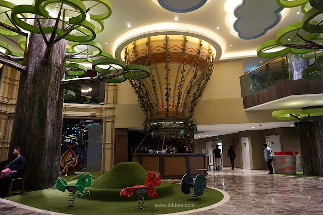 Lobi yang kelihatan seperti dalam taman Cantiknya Theme Park Hotel Genting Highlands