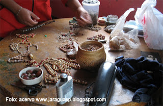 Fabricação de artesanato na Tekoa Ytu, em 2008. Fabricação de artesanato na Tekoa Ytu, em 2008.