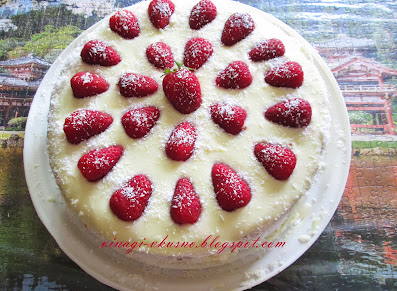 Торта с ягоди и течен бял шоколад