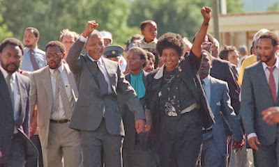 Nelson Mandela celebrando los veinte años de libertad de sudafrica 