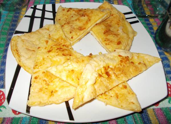 Pão de queijo de frigideira, um com recheio e o outro sem recheio Pão de queijo de frigideira recheado com queijo