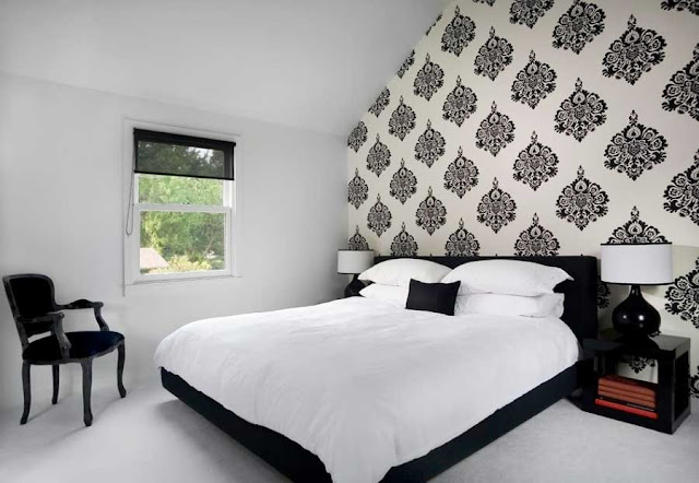Schlafzimmer-tapeten-dachschräge-dekorieren-mit-einem-künstlerischen-Motiv