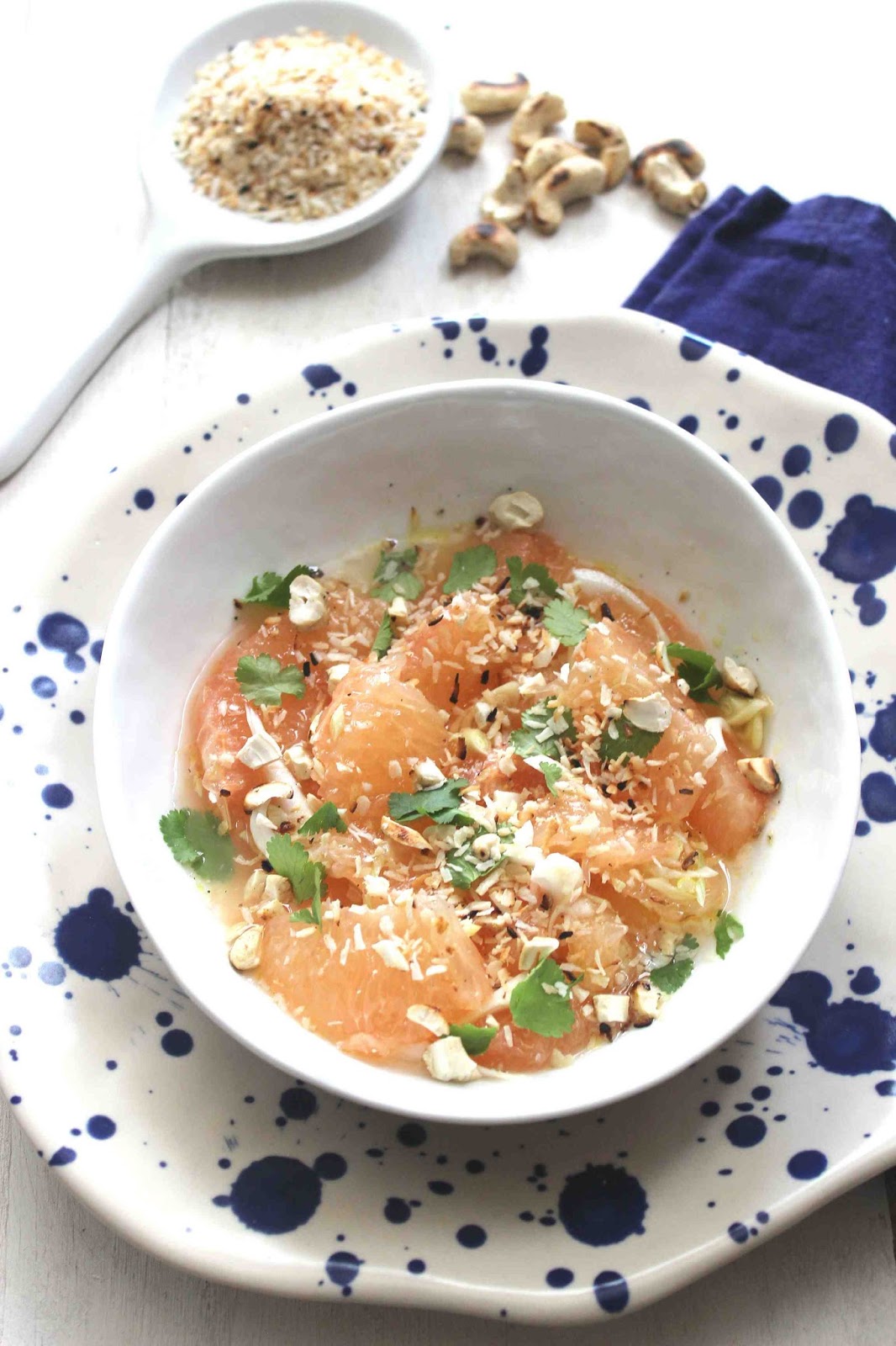 Salade de pomelos, noix de coco et citronnelle