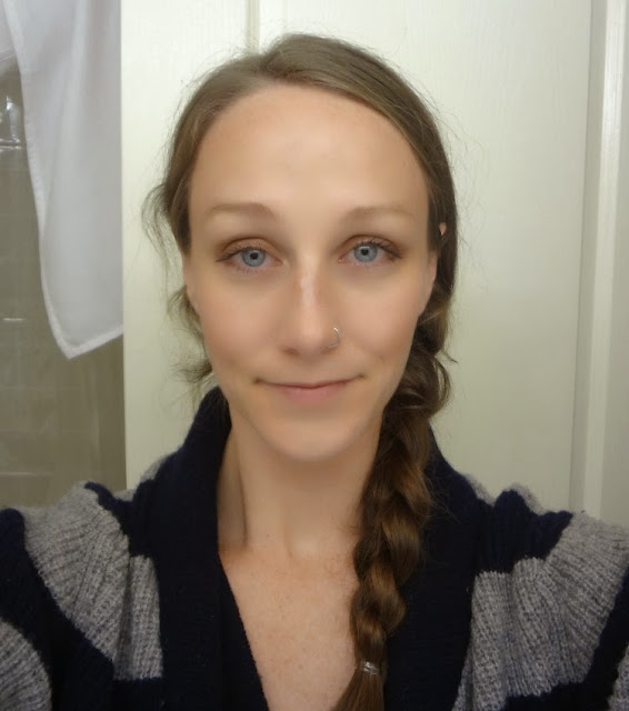 Blue eyes makeup look using bronze, gold, brown and cream eye shadows