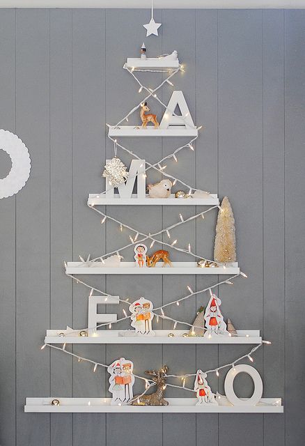 Bonito Árbol de Navidad infantil Árbol de Navidad hecho con estanterías para decorar el cuarto de los niños
