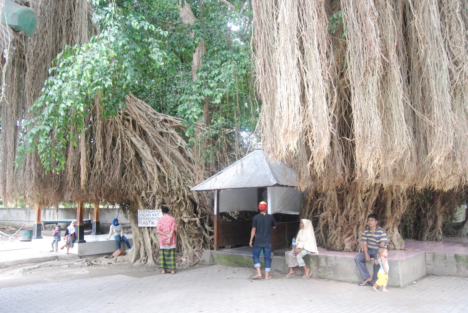 Berwisata Religi di Makam Loang Baloq Lombok