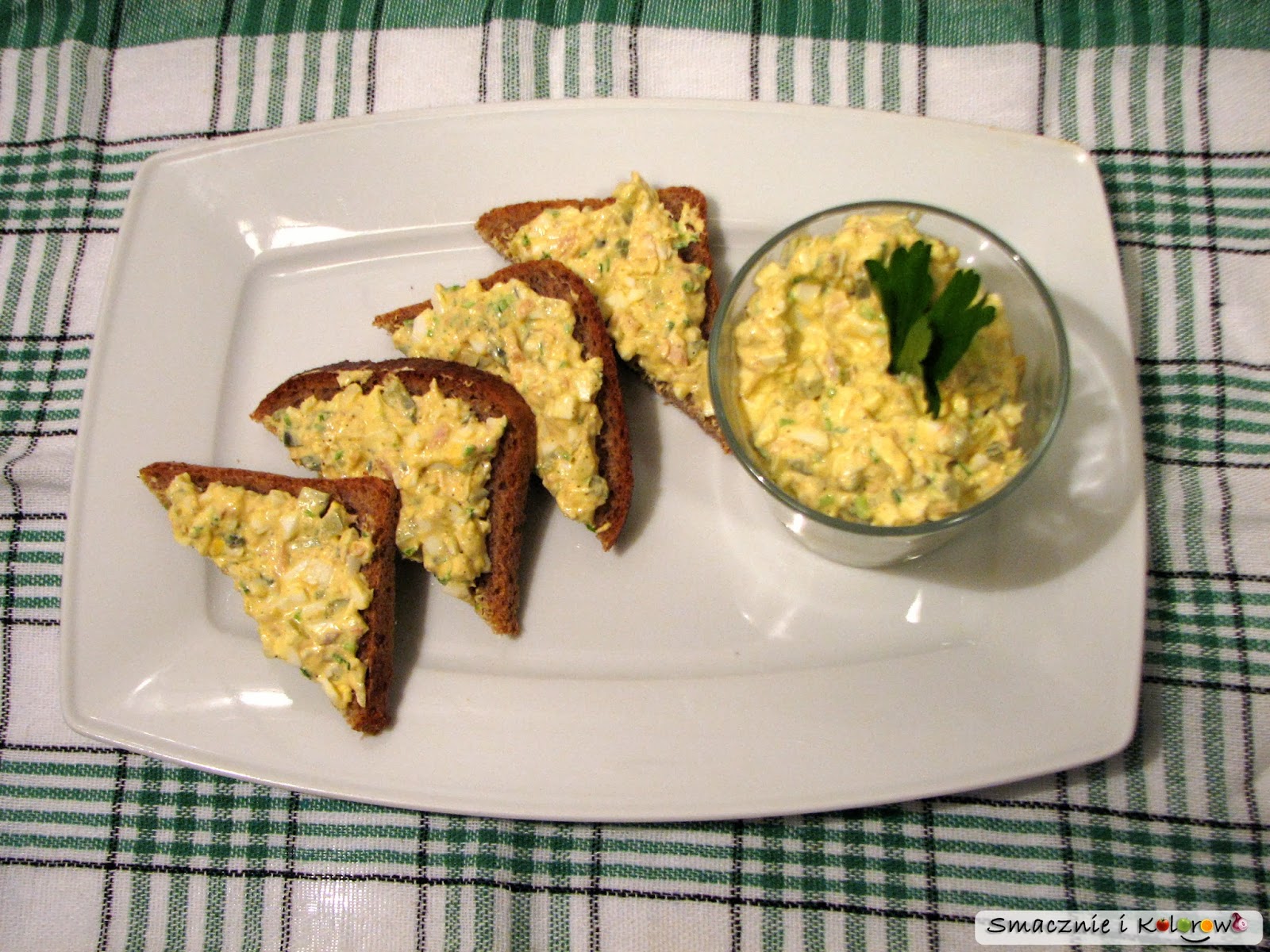 Smacznie i Kolorowo Pasta jajeczna z łososiem i ogórkiem