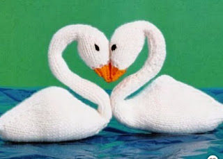 http://translate.google.es/translate?hl=es&sl=en&tl=es&u=http%3A%2F%2Fwww.craftfoxes.com%2Fhow_tos%2Fknitted-swan-dolls-in-love-free-pattern