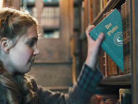 Liesel Meminger (Sophie Nélisse) cogiendo un libro de la casa del alcalde en La ladrona de libros - Cine de Escritor Liesel Meminger (Sophie Nélisse) cogiendo un libro de la casa del alcalde en La ladrona de libros - Cine de Escritor