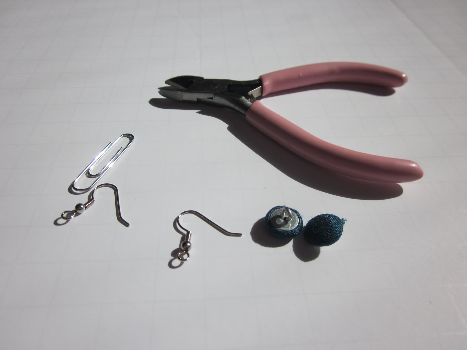 The Crafty Novice 10 Minute Dangle Button Earrings