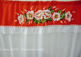 cortina de voil com bando vermelho com pintura de papoulas brancas