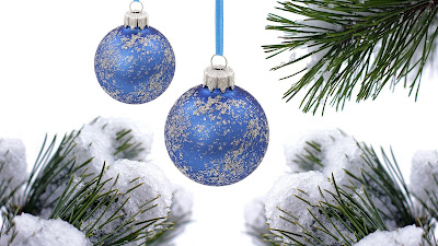 Blauwe ballen in de boom met sneeuw
