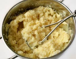 размять картофель с маслом и молоком; добавляя молоко довести до нужной консистенции;