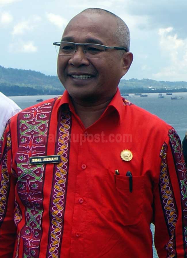 Peresmian Kampung Multikultural Di Maluku Bagian Dari Momentum HPN Ismail Usemahu Ambon, Maluku Post.com - Hari Pers Nasional (HPN) tanggal 9 Februari 2017 merupakan hari yang spesial bagi insan pers di Indonesia terkhusus di Maluku, hal ini karena Persatuan Wartawan Indonesia (PWI) Pusat telah menetapkan Maluku sebagai penyelenggara kegiatan tersebut, yang akan dihadiri langsung oleh Presiden RI Joko Widodo. Untuk itu, dalam kedatangan Presiden di kota Ambon Manise nanti akan disempatkan untuk meletakkan batu pertama pembangunan kampung Multikultural yang berada di kawasan Desa Negeri Hatu, Kecamatan Leihitu Barat, Kabupaten Maluku Tengah. “Mudah-mudahan Presiden datang pada HPN Februari 2017 dan bersedia untuk melakukan peletakan batu pertama pembangunan kampung multikultural,”ujar Kepala Dinas Pekerjaan Umum Perumahan Rakyat (PUPR) Maluku, Ismail Usemahu, di Ambon, Senin (20/6). Dijelaskan, pembangunan kampung multikultural sudah dianggarkan pada tahun 2017 dan sudah disetujui. Dimana pembangunannya akan dilakukan di pertengahan desa Hatu dan Laha, atau diseputaran jalan lintas Negeri Lima – Laha yang sudah mulai dilakukan pekerjaan. Ditanya pembangunan jalan lintas Negeri Lima - Laha, ungkap Usemahu proses pembangunan sementara berjalan. Namun sayangnya pembangunan harus dihentikan, mengingat pekerjaannya tersentuh hutan lindung. “Sementara ini kita lagi membuat Analisis Mengenai Dampak Lingkungan (AMDAL), sesudah itu baru diajukan ke kementrian kehutanan,”ucapnya. Usemahu menambahkan, jika sudah ada persetujuan dari kementrian kehutanan terkait pinjam pakai maka pihaknya akan melanjutkan proses pekerjaan tersebut. (MP-7)