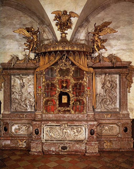 Ο μπαρόκ βωμός λειψανοθήκη της εκκλησίας Santa Maria Gloriosa dei Frari της Βενετίας. Ο μπαρόκ βωμός λειψανοθήκη της εκκλησίας Santa Maria Gloriosa dei Frari της Βενετίας.
