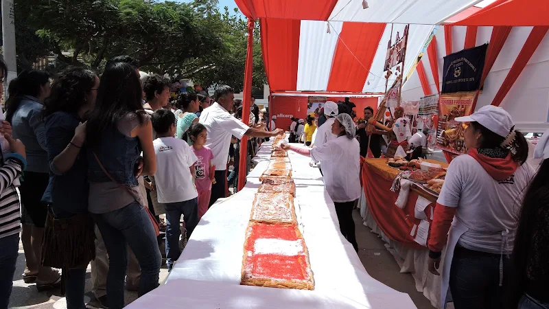 Pastel más grande de cumpleaños al Perú - FEXTICUM Monsefú - Fiestas Patrias