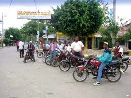 Motoconchistas lo arriesgan todo en un trabajo peligroso, sin seguro de vida y asistencia médica 