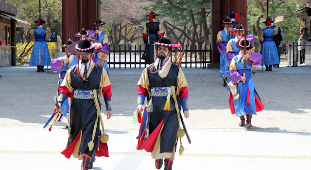 Final de la ceremonia de cambio de la guardia en Deoksugung