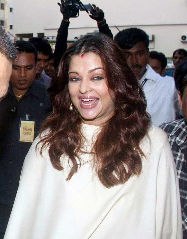 Latest Movies Gallery: AISHWARYA RAI PREGNANT PICTURES