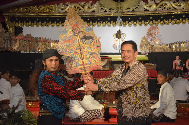 Disbudpar Jatim Adakan Pagelaran Apresiasi Wayang Kulit di Pantai Prigi