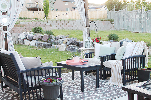 Patio makeover on a budget. Patio decorating ideas and decor. Update old patio furniture with a few simple steps!