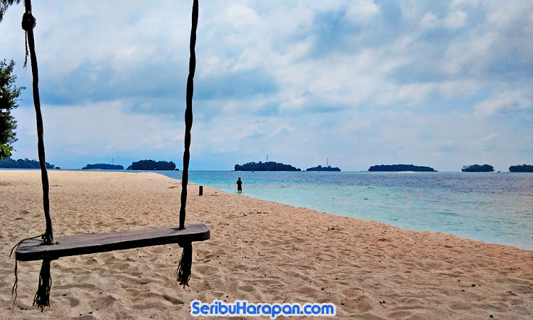 Pantai Pulau Perak, salah satu jajaran pulau wisata yang dapat dikunjungi dari Pulau Harapan pantai perak