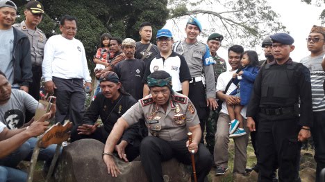 Bikin Penasaran.. Ramai Foto Kapolda Jabar Anton Charliyan di Medsos, Ternyata ini yang dilakukannya Bikin Penasaran.. Ramai Foto Kapolda Jabar Anton Charliyan di Medsos, Ternyata ini yang dilakukannya