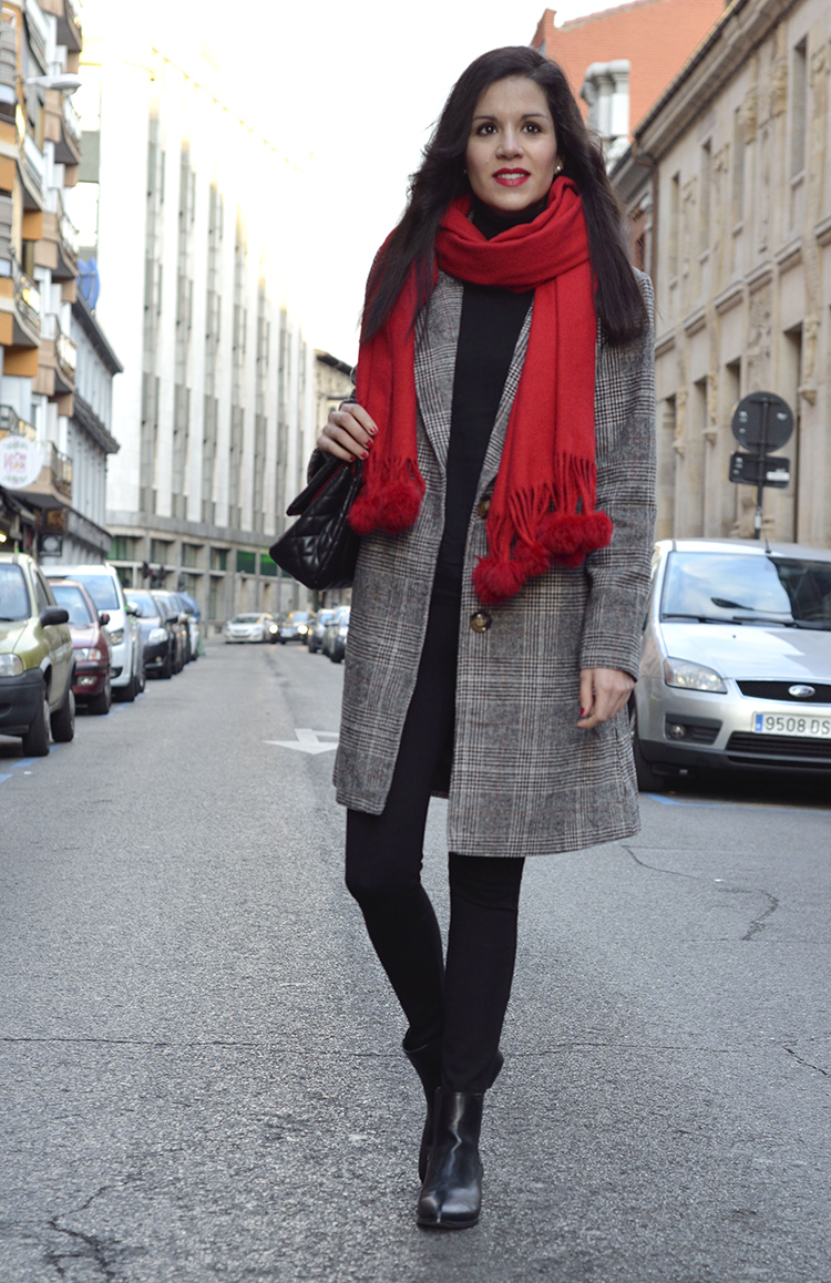 black-look-oversize-coat-red-scarf-pompon-trends-gallery-look-outfit