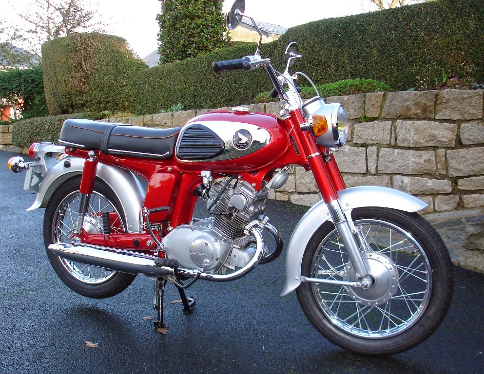 Restauration d'une Honda CD 125 de 1968: Des cd comme s'il en pleuvait