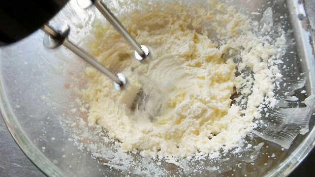 ボウルに入れたバターを白いクリーム状になるまでハンドミキサーで混ぜる。