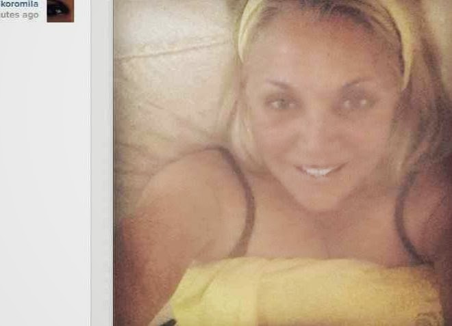 Η NEA selfie της Ρούλας Κορομηλά στο κρεβάτι της... Όπως είναι όταν ξυπνάει.
