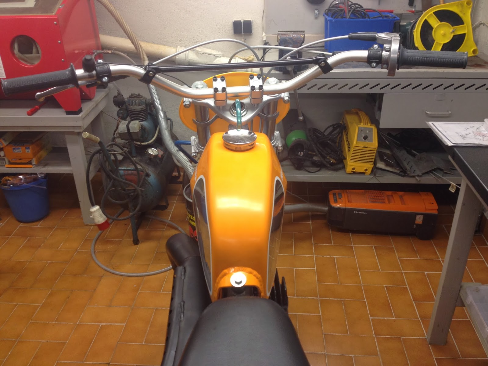 swedish fireballs 1969 Husqvarna 400 Works tank painting