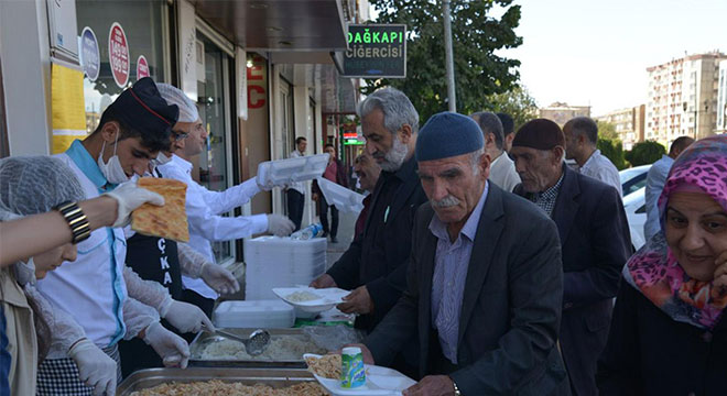 Diyarbakır Büyükşehir Belediyesi Dünya Gıda Gününde bin 500 kişiye sıcak yemek dağıttı Diyarbakır Büyükşehir Belediyesi Dünya Gıda Gününde bin 500 kişiye sıcak yemek dağıttı