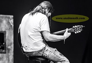 Tips Bermain Gitar Rhythm Rock dan Metal Untuk Pemula Tips Bermain Gitar Rhythm Rock dan Metal Untuk Pemula